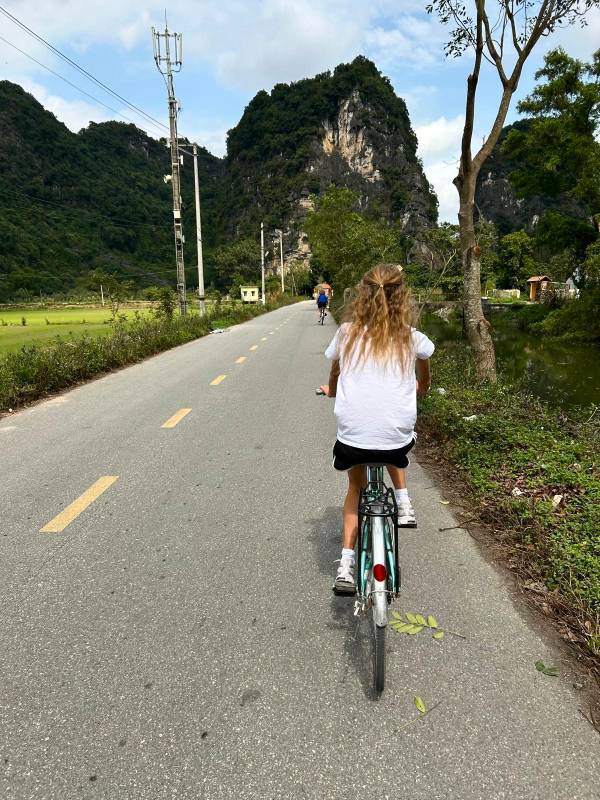 Lara Mason travelling