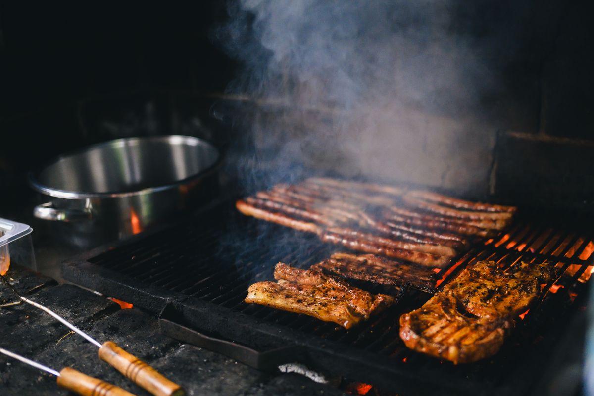 Bar & braai host